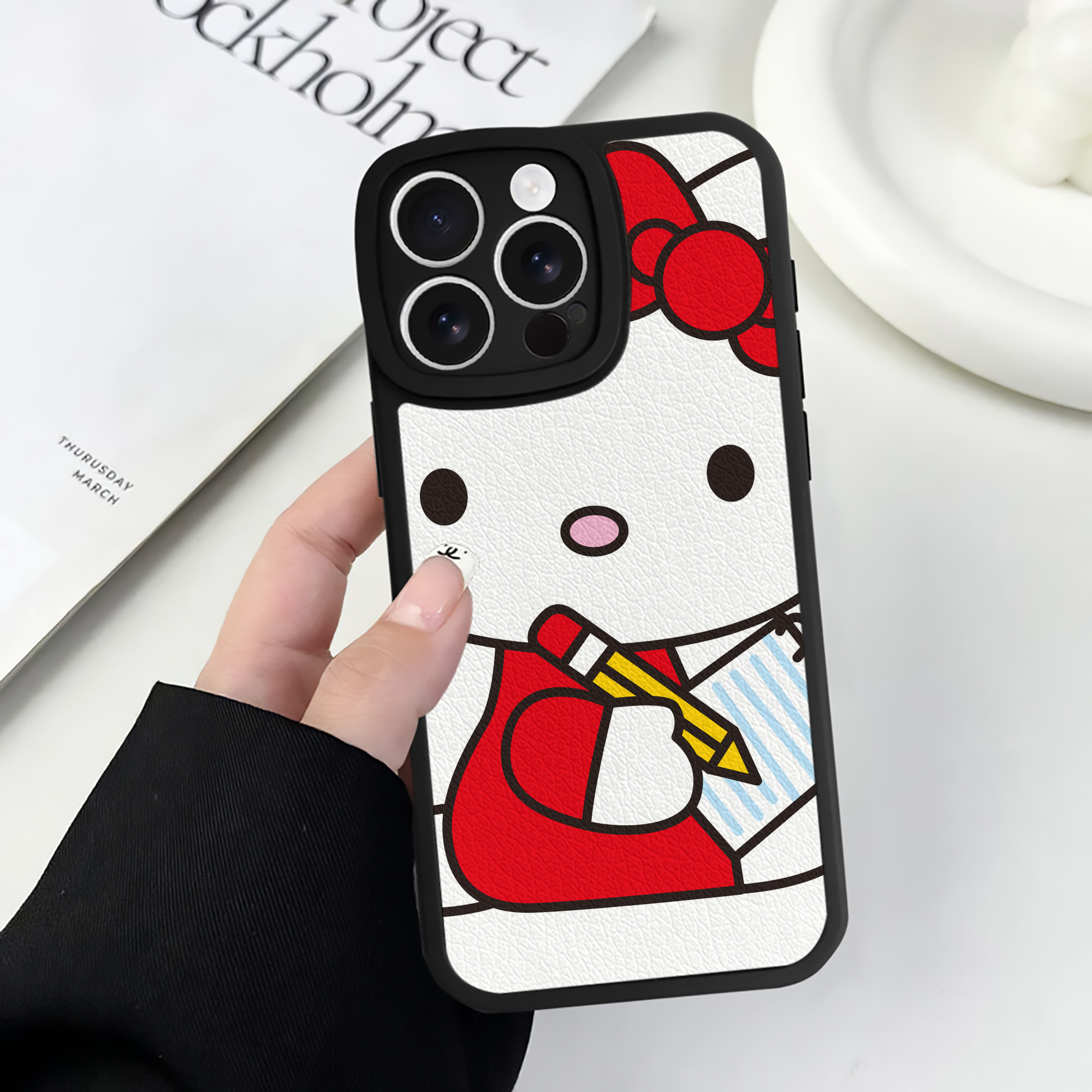 （画像用） Hello Kitty ハローキティ 【iPhone 16シリーズ対応】シリコンスマホケース（レザー調） 材質：シリコン
